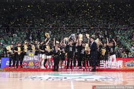 足彩滚球：领先后保守打法的盘口反应。（足彩滚球：球队领先后转保守时的盘口变化）